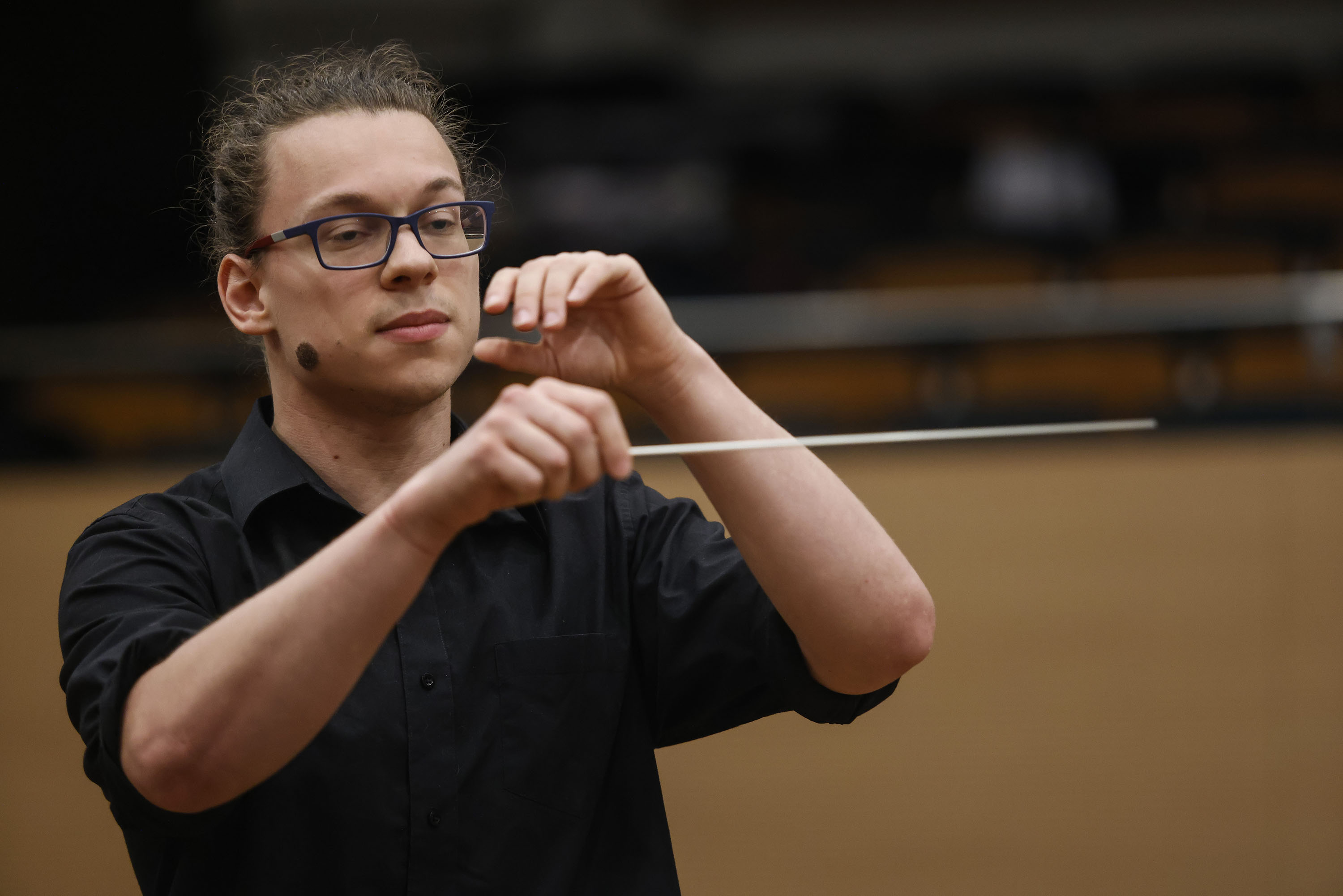 Max Kaiser conducting — close focus